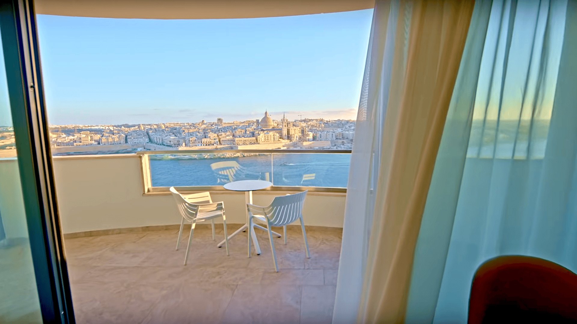 Barceló Fortina Malta - Habitación con balcón Habitación del Barceló Fortina Malta abierta a un balcón con vistas al mar y a La Valeta