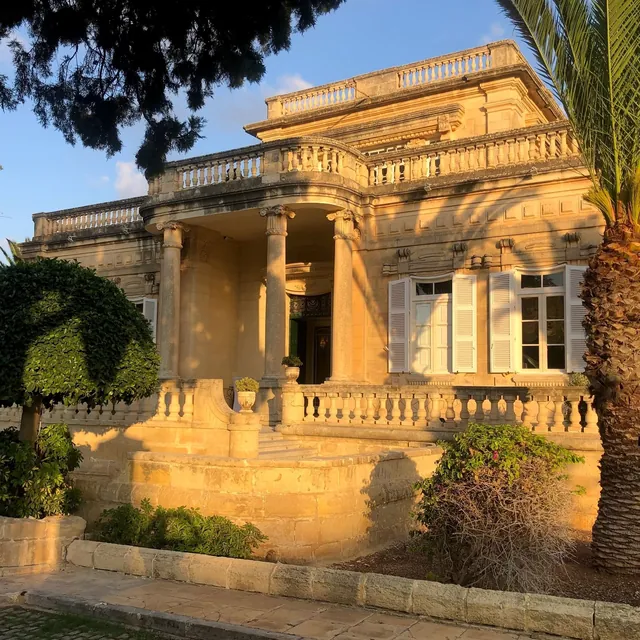 Façade de la villa historique du Corinthia Palace à Attard, Malte