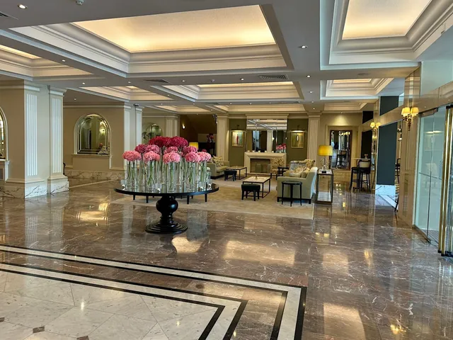 Hall d’entrée en marbre avec bouquet de fleurs du Corinthia Palace à Malte