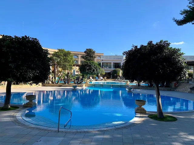 Grande piscine extérieure et jardins du Corinthia Palace à Malte