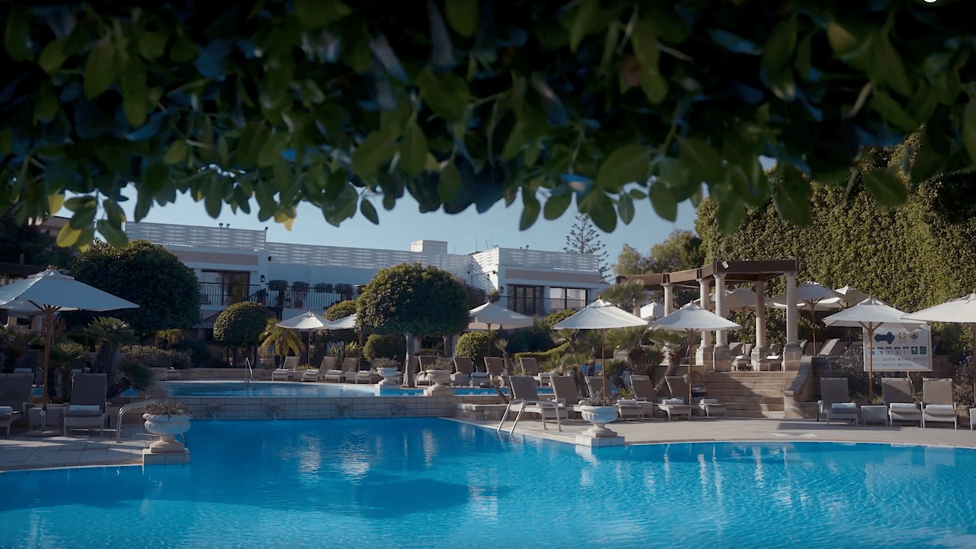 Видео Corinthia Palace Открытый бассейн и шезлонги отеля Corinthia Palace на Мальте