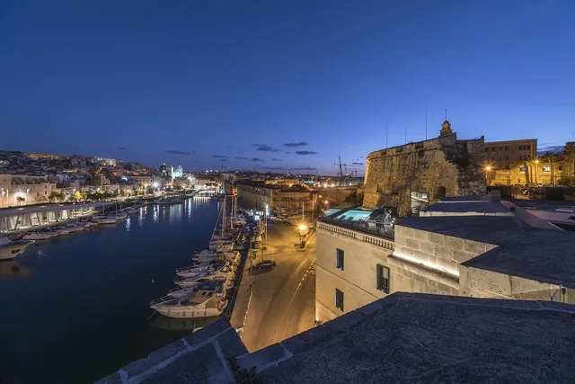 Vue de nuit sur la marina de Senglea et Birgu depuis le toit du Cugó Gran Macina