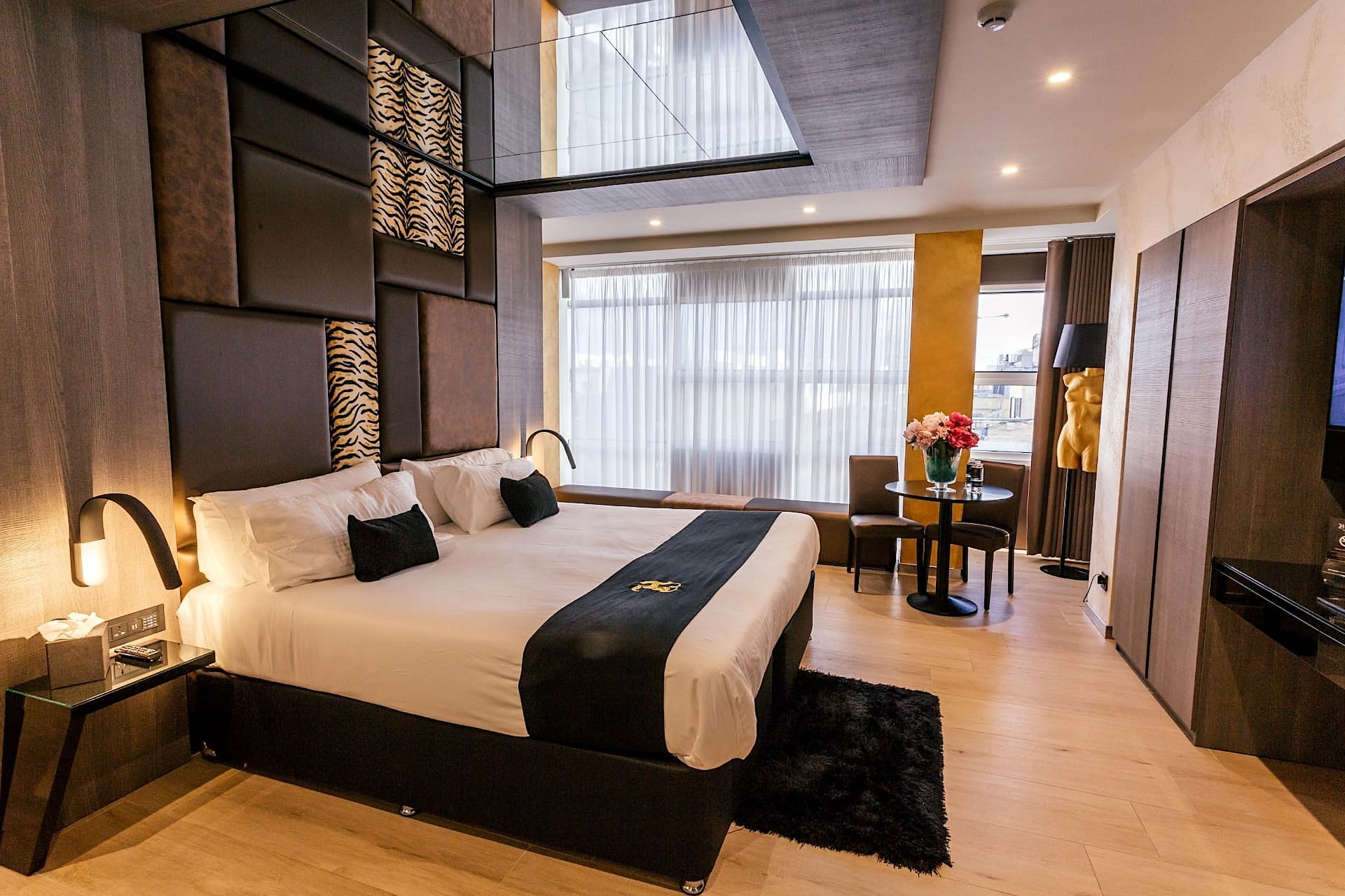 Номер Elegant с двуспальной кроватью и большим панорамным окном в отеле H Hotel & Spa на Мальте