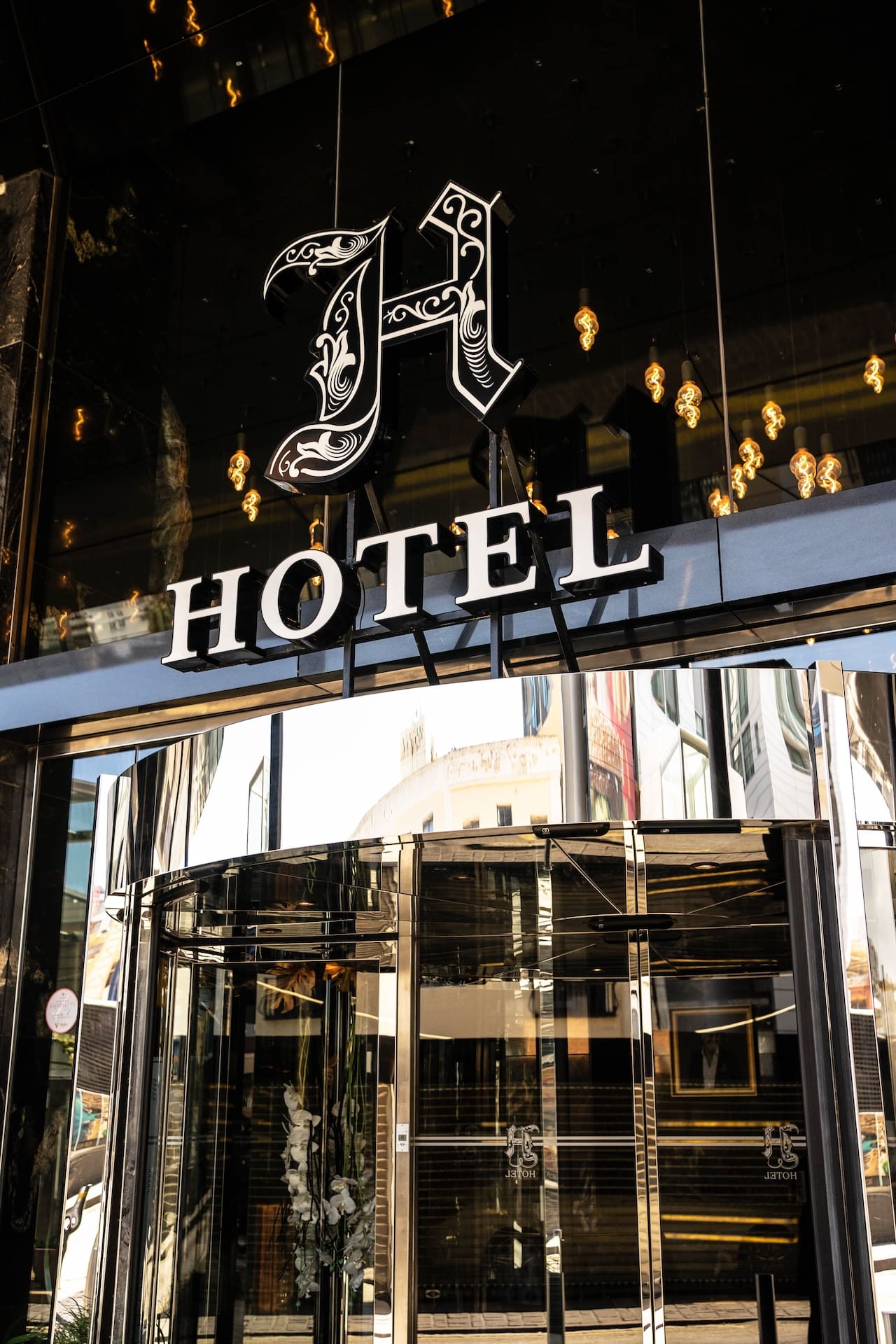 Вход в отель H Hotel & Spa на Мальте с золотым логотипом