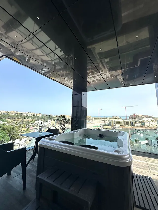Terrasse d’une suite avec bain à remous au H Hotel & Spa à Malte
