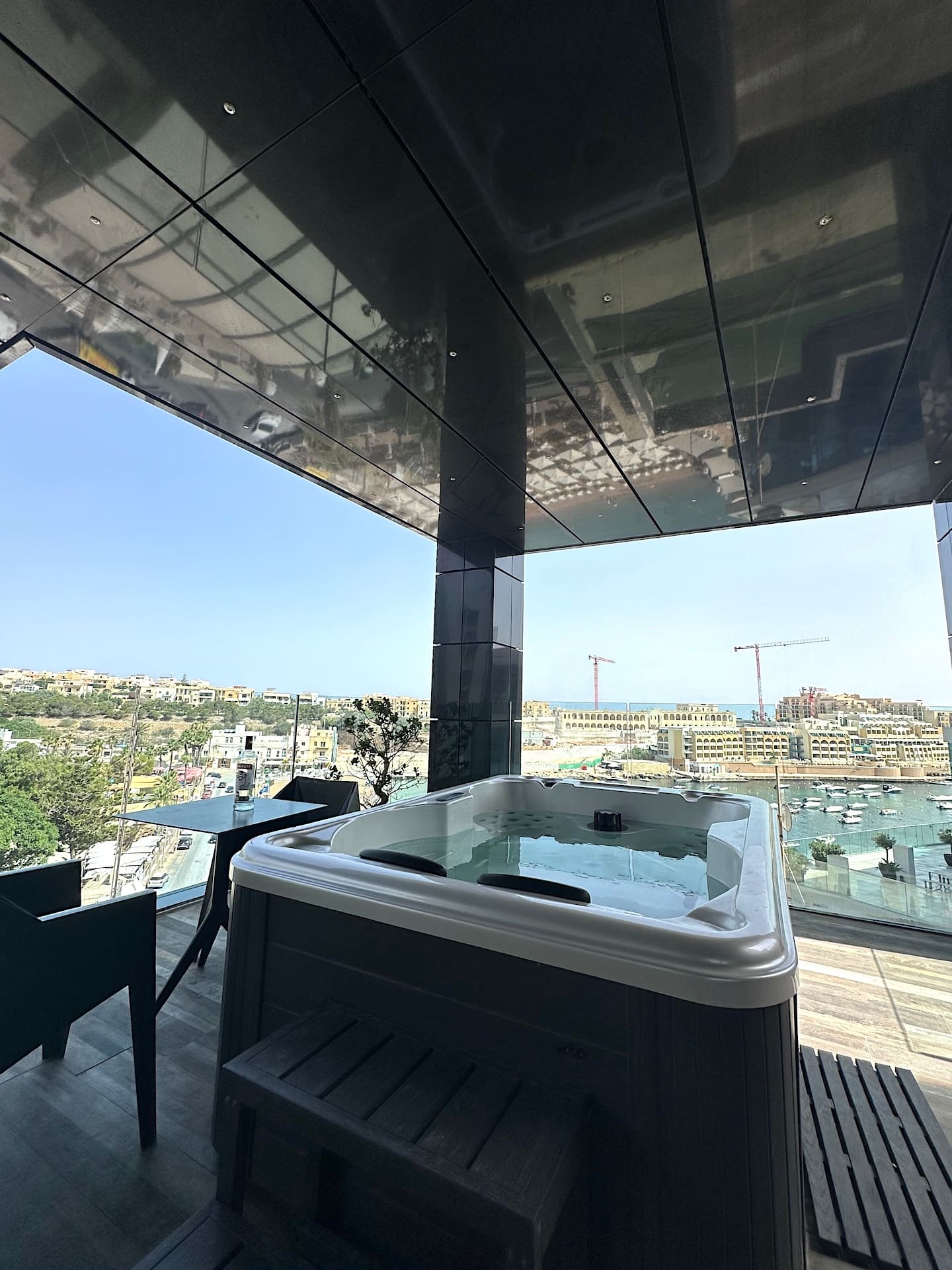 Терраса люкса с джакузи в отеле H Hotel & Spa на Мальте