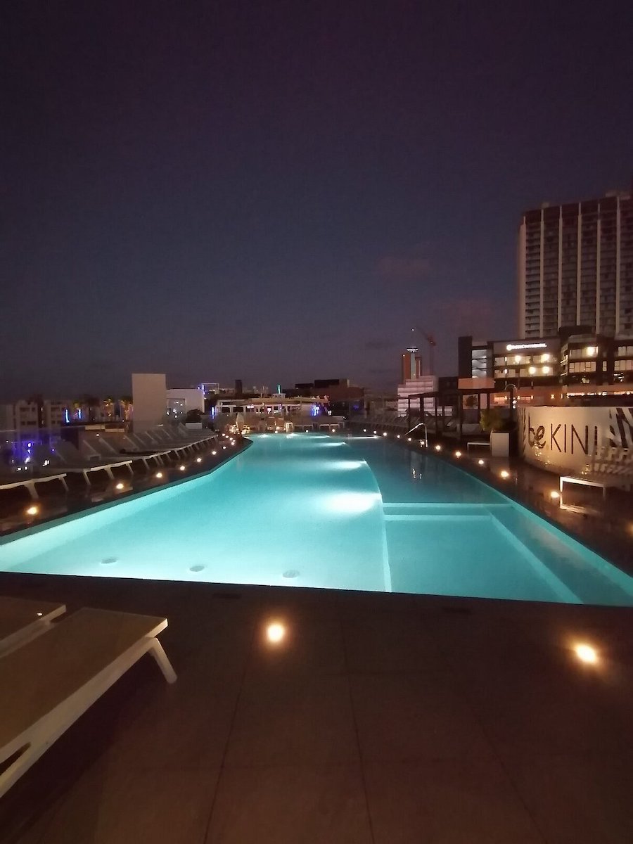 Piscina en la azotea del be.HOTEL de Malta iluminada de noche