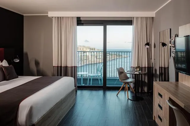 Chambre supérieure vue mer avec grand lit et balcon sur St George’s Bay au be.HOTEL