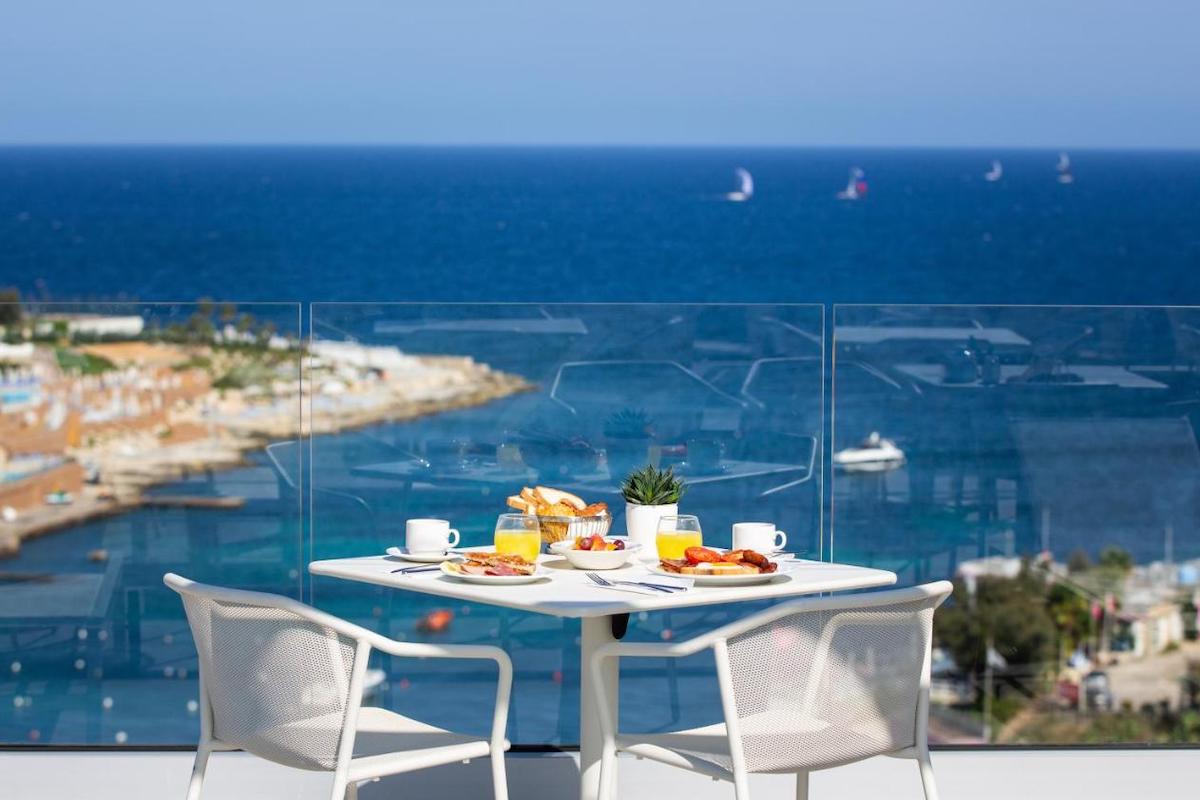 Mesa de desayuno frente a St George’s Bay en una terraza del be.HOTEL