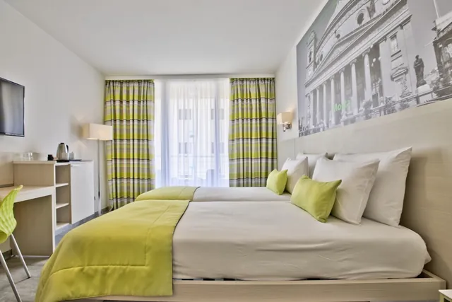 Deux lits joints d’une chambre confort du Santana Hotel & Spa à Malte