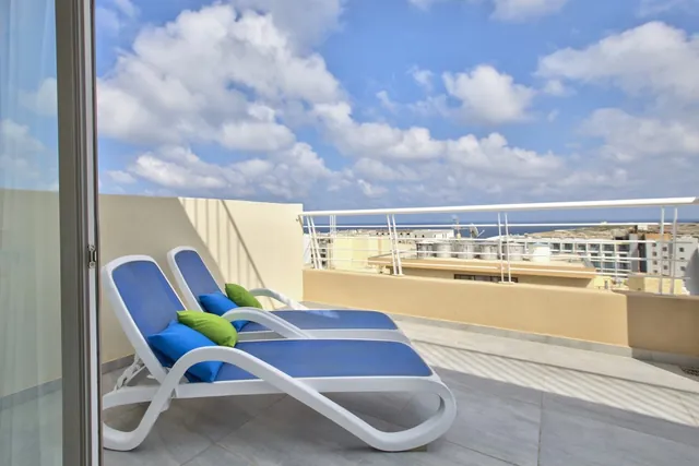 Terrasse avec chaises longues d’une suite exécutive du Santana Hotel & Spa