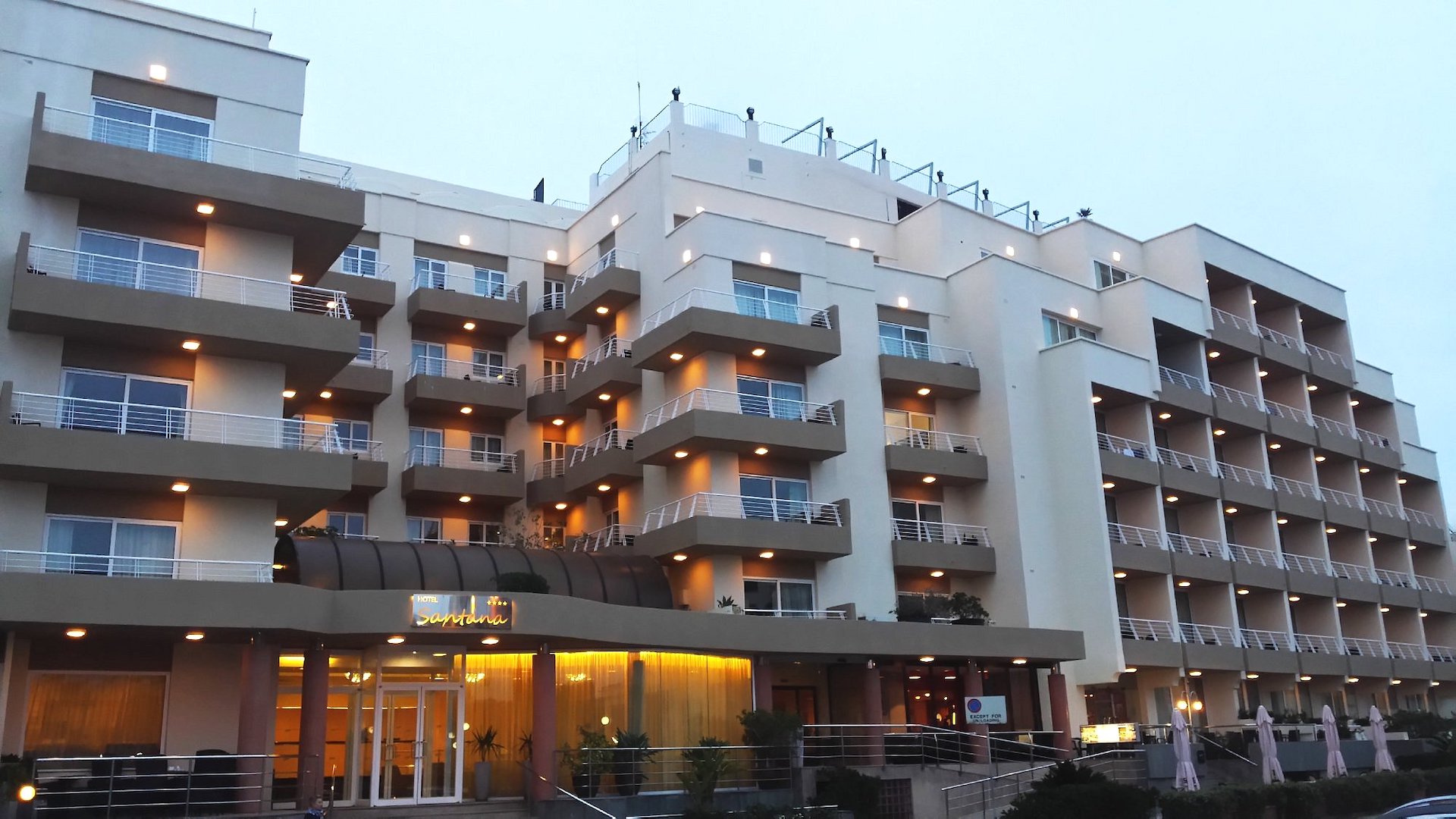 Fachada iluminada do Santana Hotel & Spa em Qawra, Malta