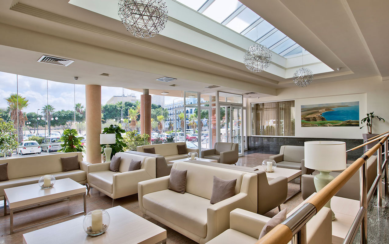 Sala de estar do átrio de entrada do Santana Hotel & Spa, em Malta