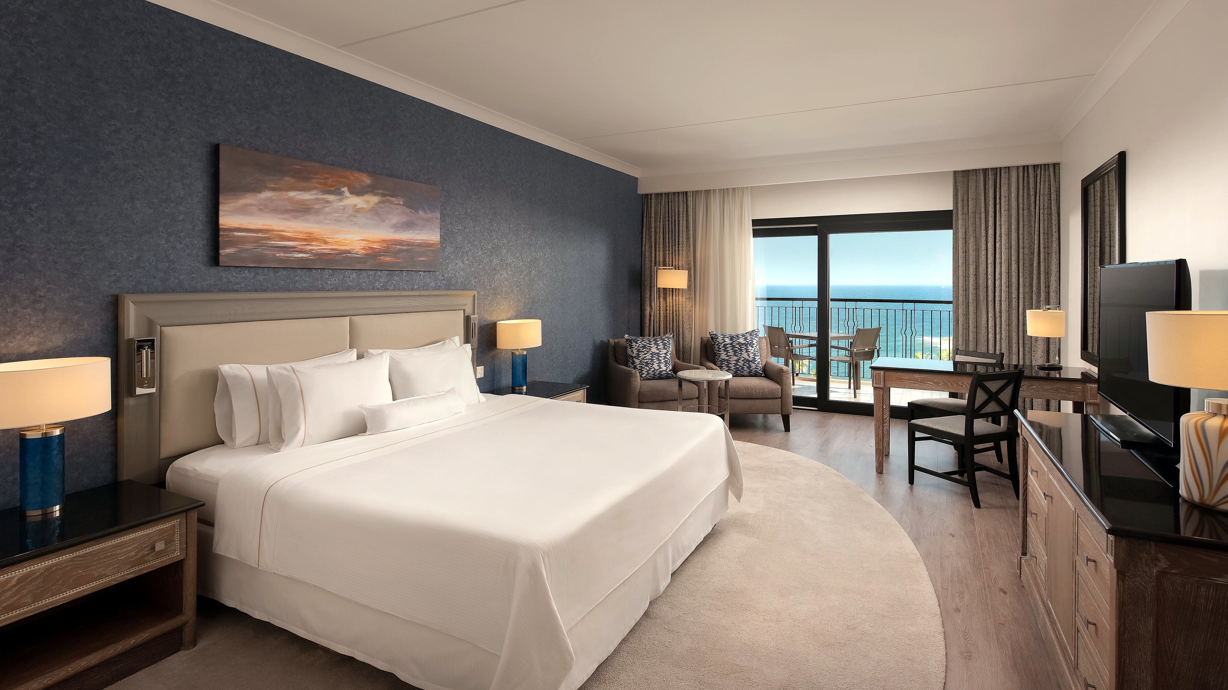 Номер Deluxe с большой кроватью и балконом с видом на море в отеле Westin Dragonara Resort