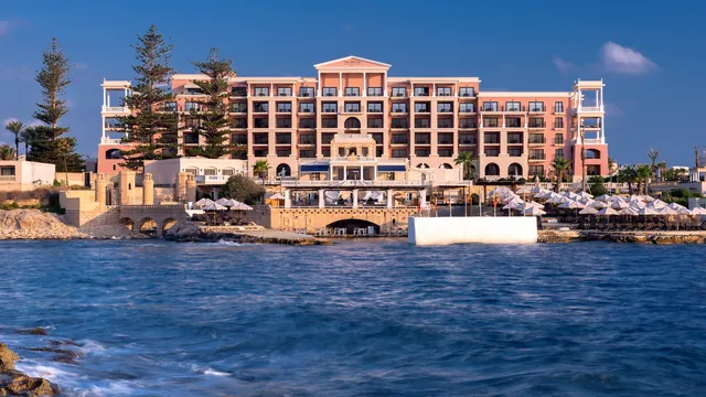 Façade du Westin Dragonara Resort au bord de la mer à St Julian’s