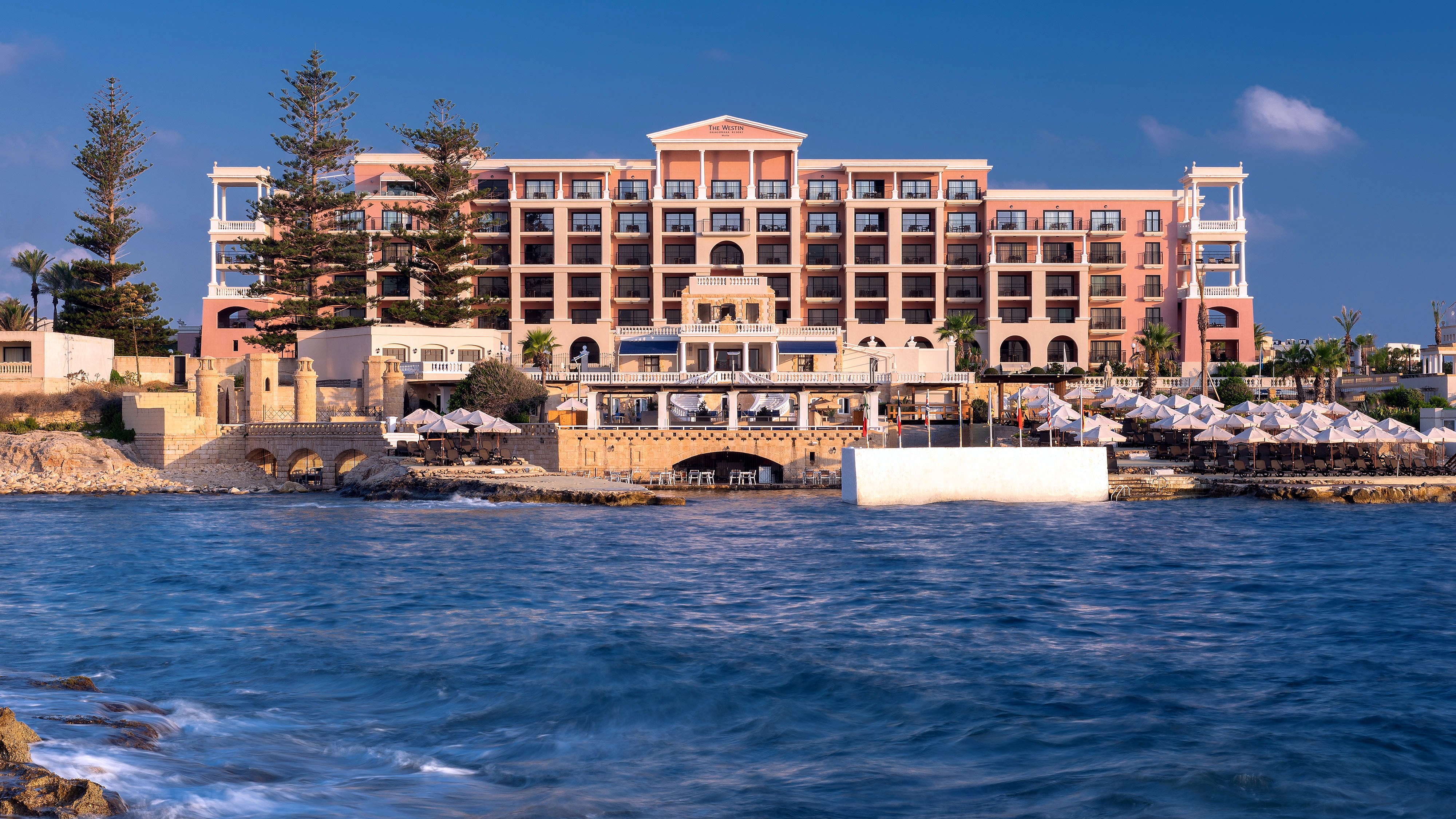Фасад отеля Westin Dragonara Resort на берегу моря в Сент-Джулиансе