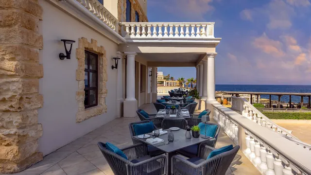 Terrasse du restaurant Quadro face à la mer au Westin Dragonara Resort