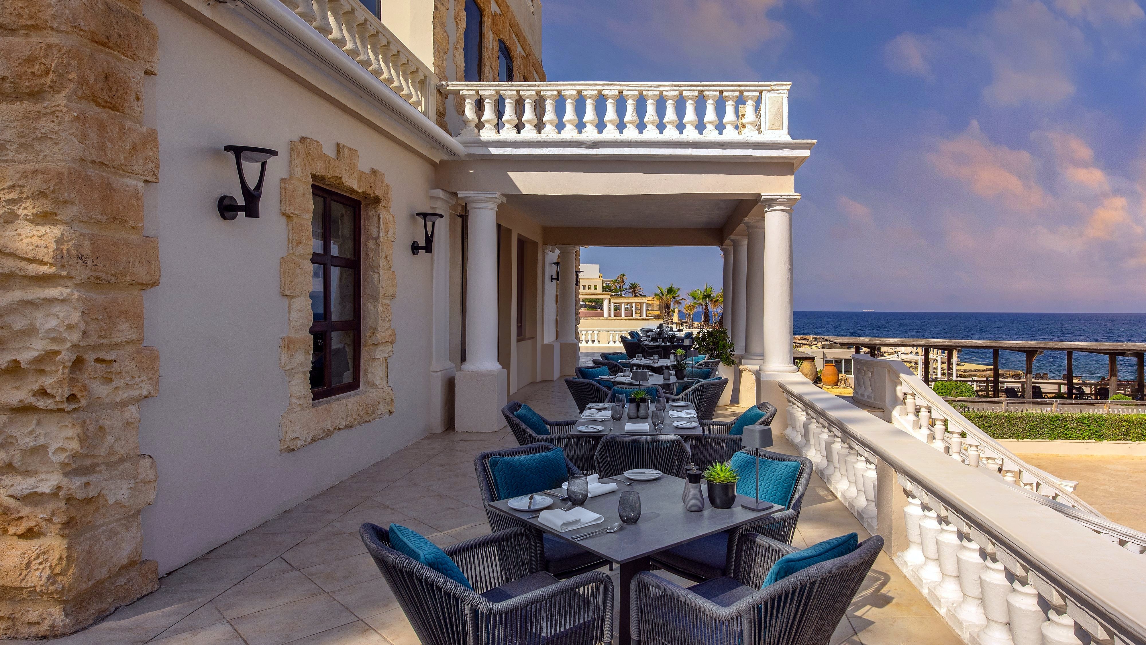 Терраса ресторана Quadro с видом на море в отеле Westin Dragonara Resort