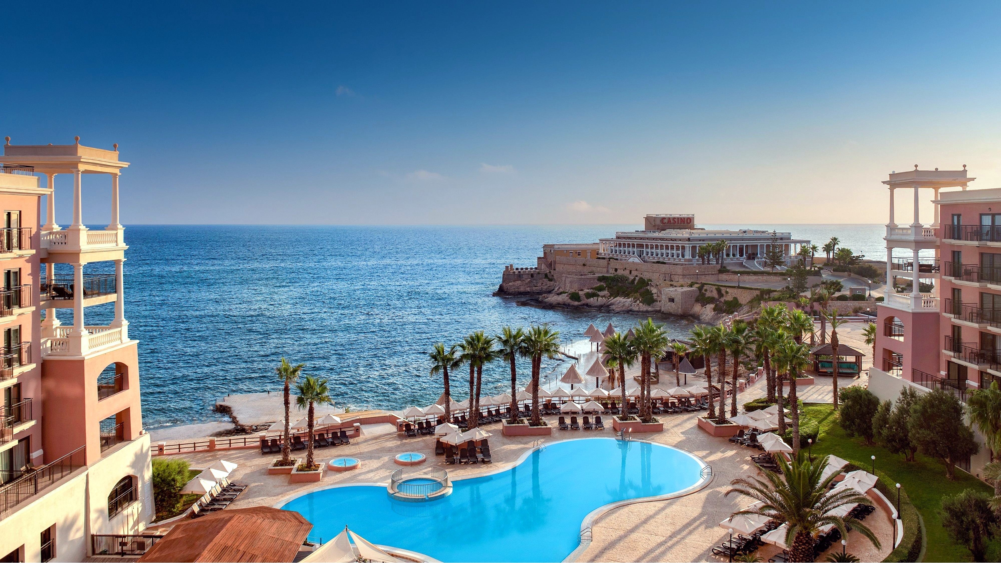 Вид на бассейн, море и казино Dragonara из отеля Westin Dragonara Resort