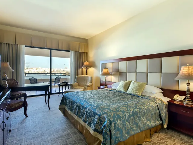 Chambre avec lit double et baie vitrée donnant sur le port au Grand Hotel Excelsior de Malte