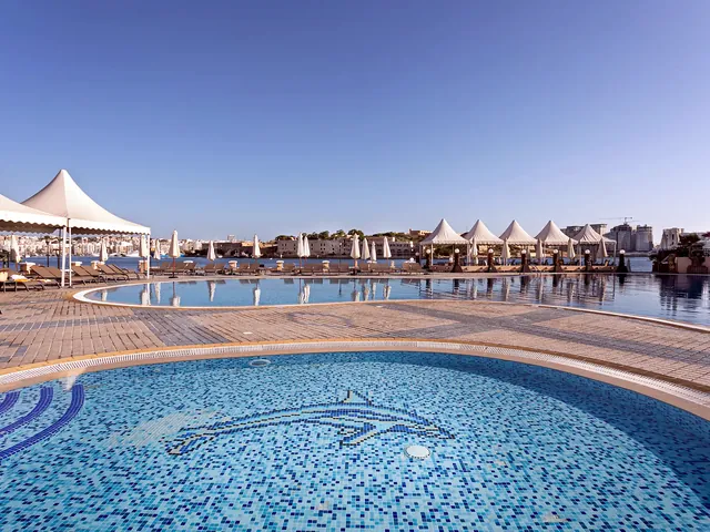 Piscine extérieure du Grand Hotel Excelsior face au port de Marsamxett à Malte