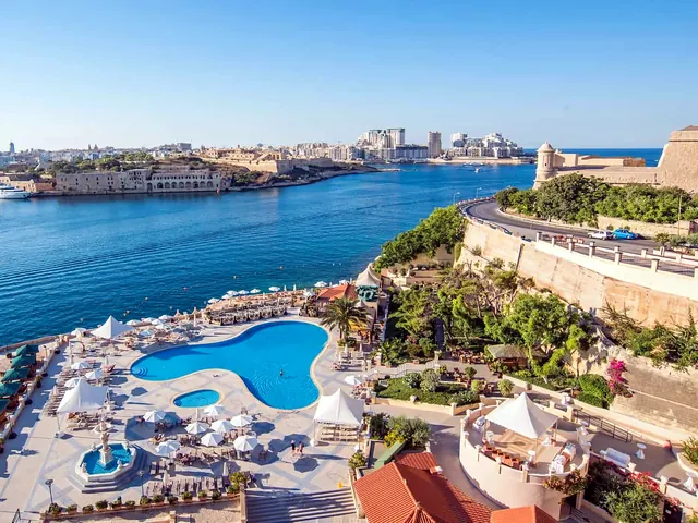 Vue aérienne de la piscine du Grand Hotel Excelsior, des bastions de Floriana et du port de Marsamxett