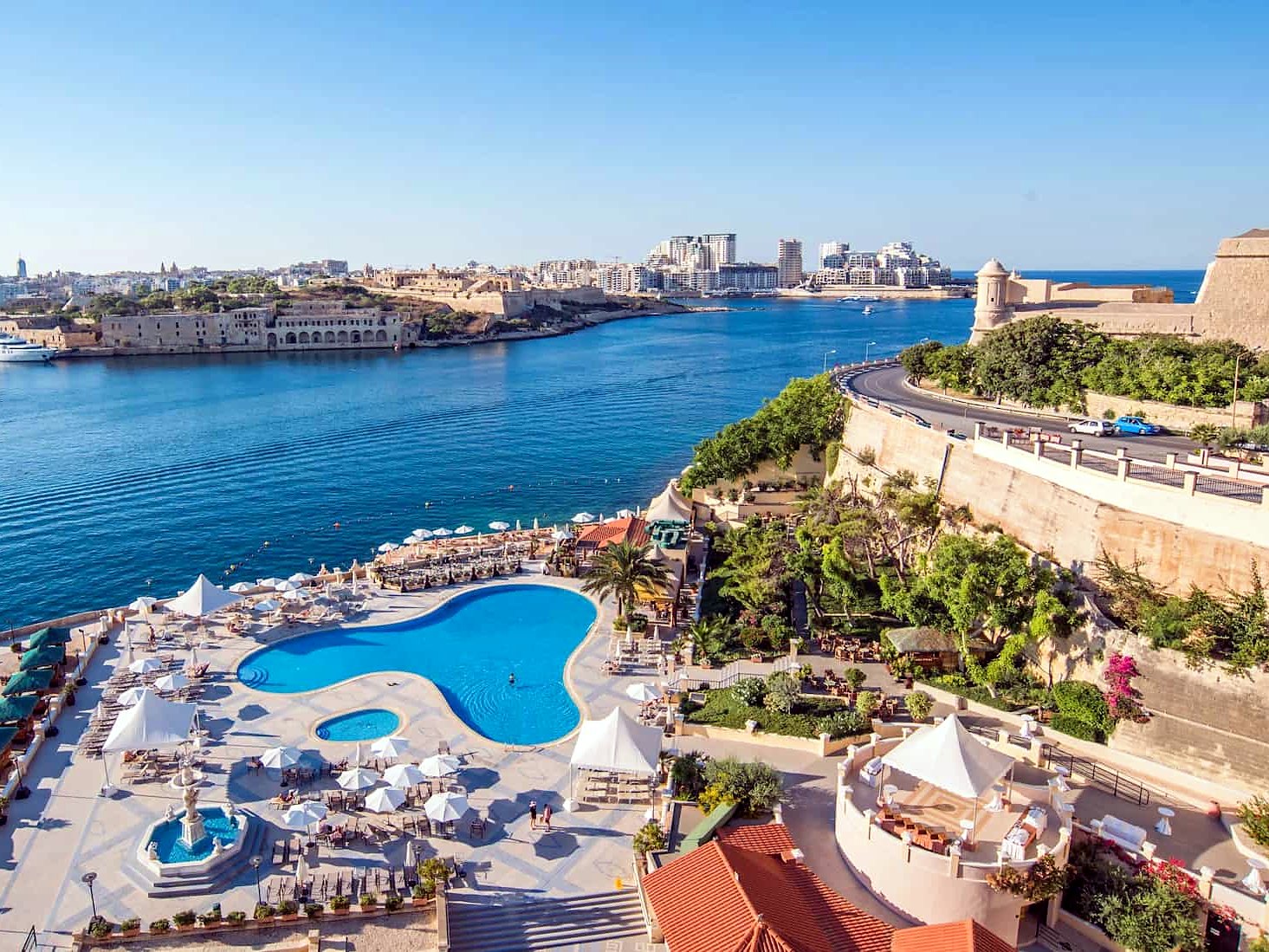 Grand Hotel Excelsior - Vista aerea Vista aerea della piscina del Grand Hotel Excelsior, dei bastioni di Floriana e del porto di Marsamxett