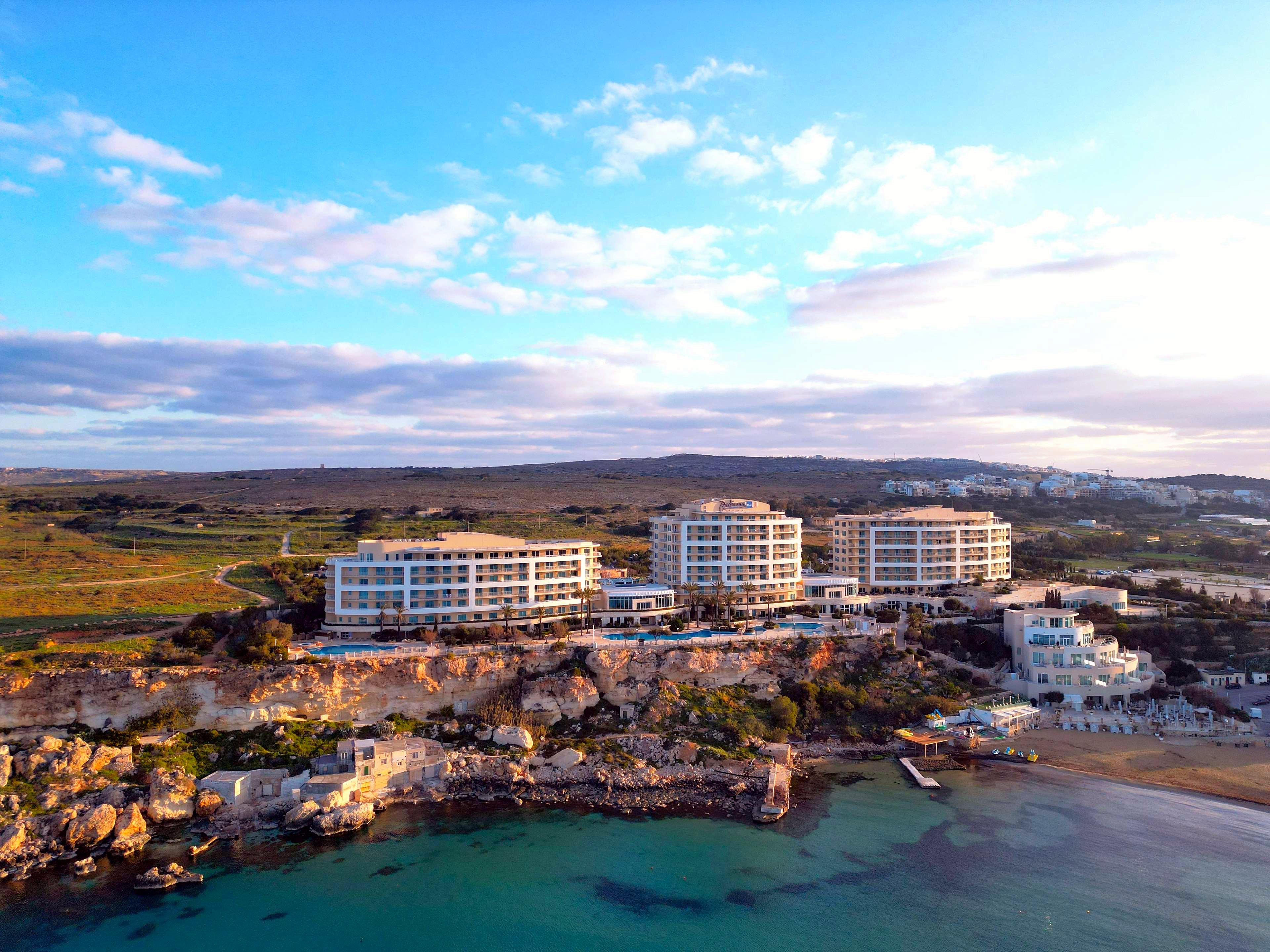Vista aerea del Radisson Blu Resort & Spa Golden Sands sulla scogliera di Golden Bay a Malta