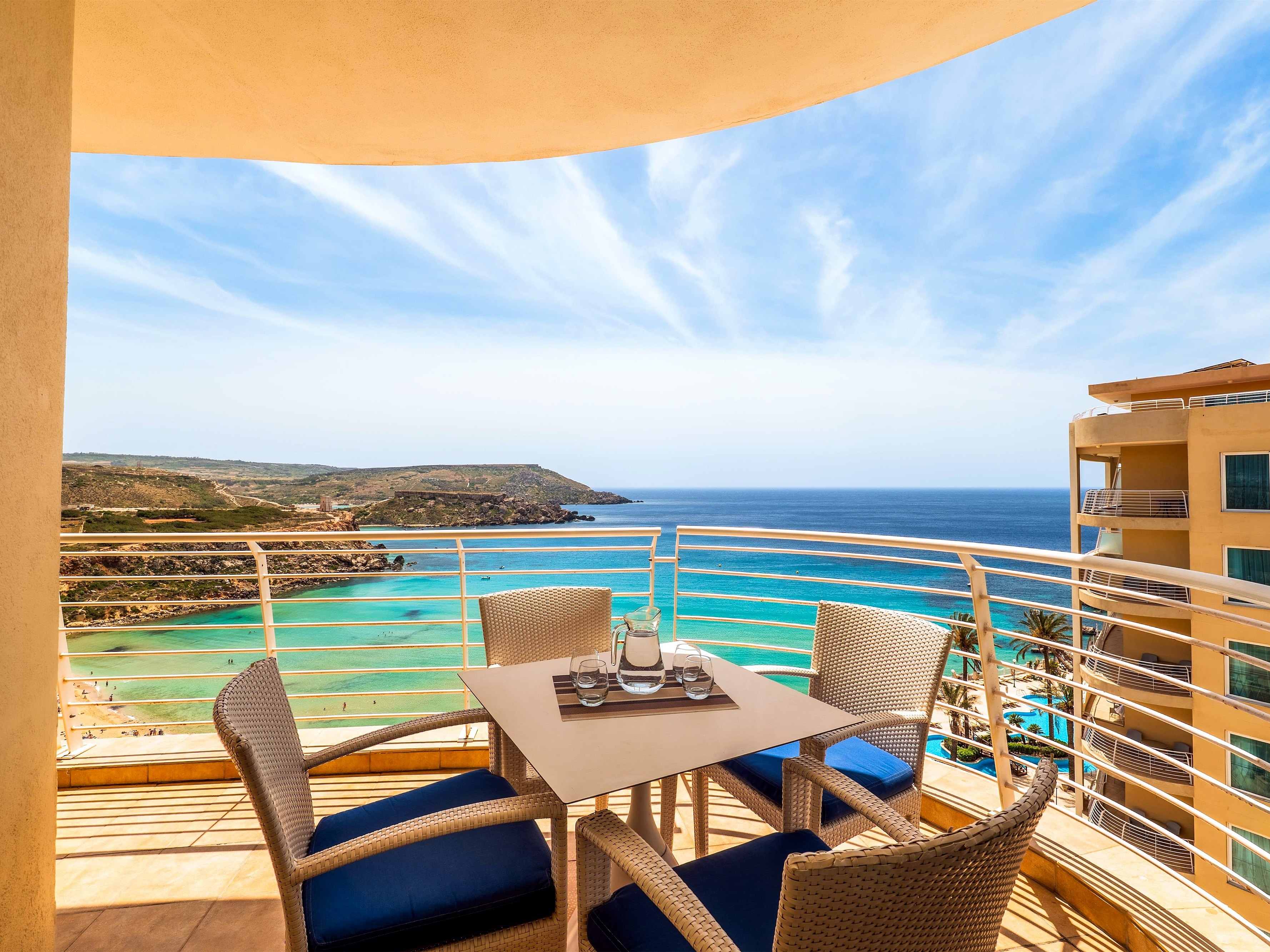 Balcone di una suite con vista su Golden Bay al Radisson Blu Resort & Spa Golden Sands