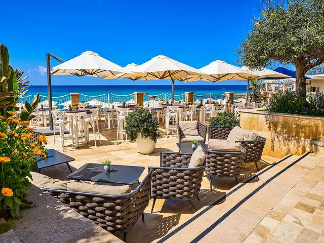 Terrasse de restaurant sous les parasols face à la plage du Radisson Blu Resort & Spa Golden Sands