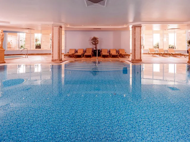 Piscine intérieure chauffée du spa du Radisson Blu Resort & Spa Golden Sands de Malte