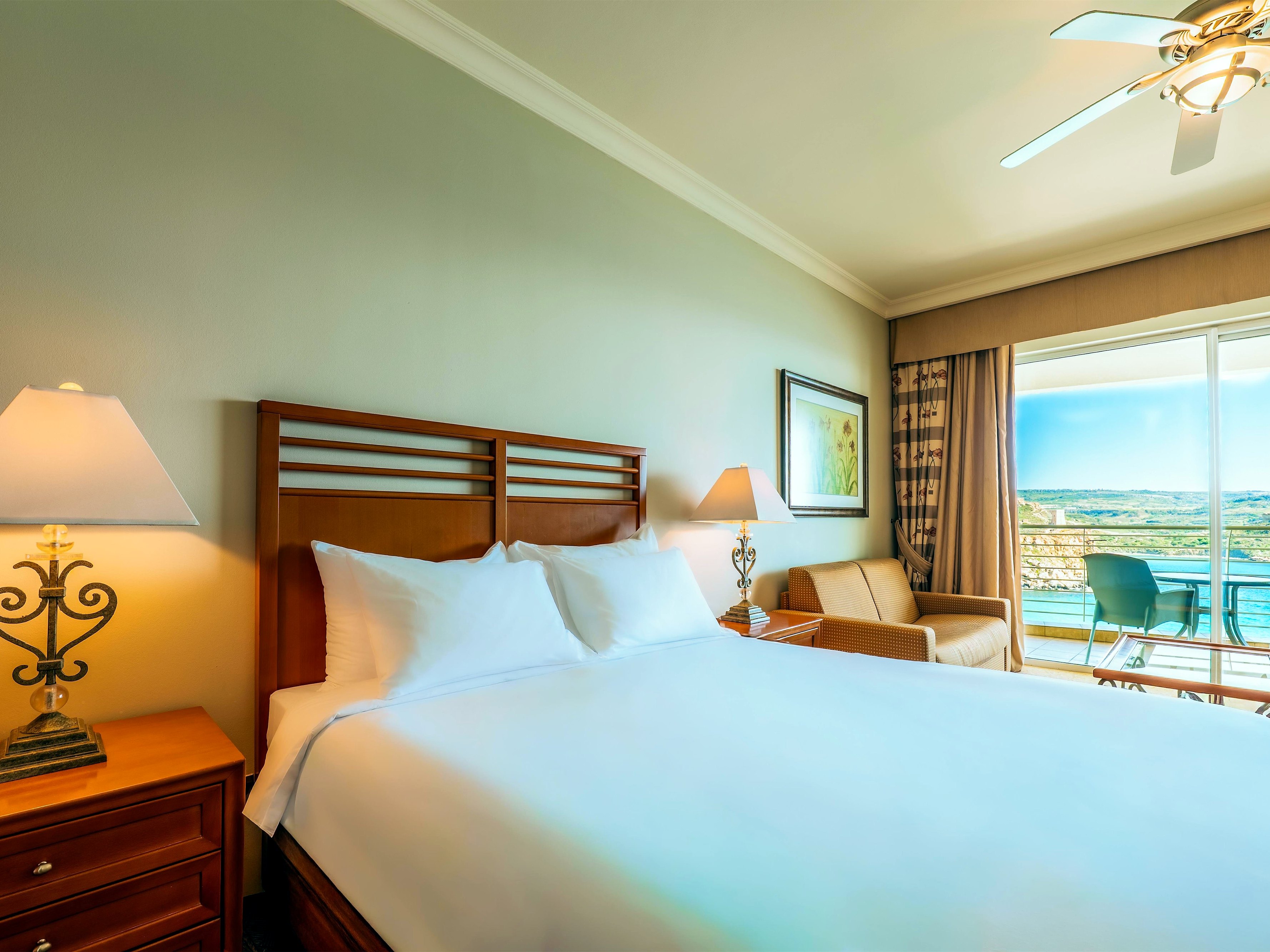 Camera Superior con letto matrimoniale e balcone vista mare al Radisson Blu Resort & Spa Golden Sands di Malta