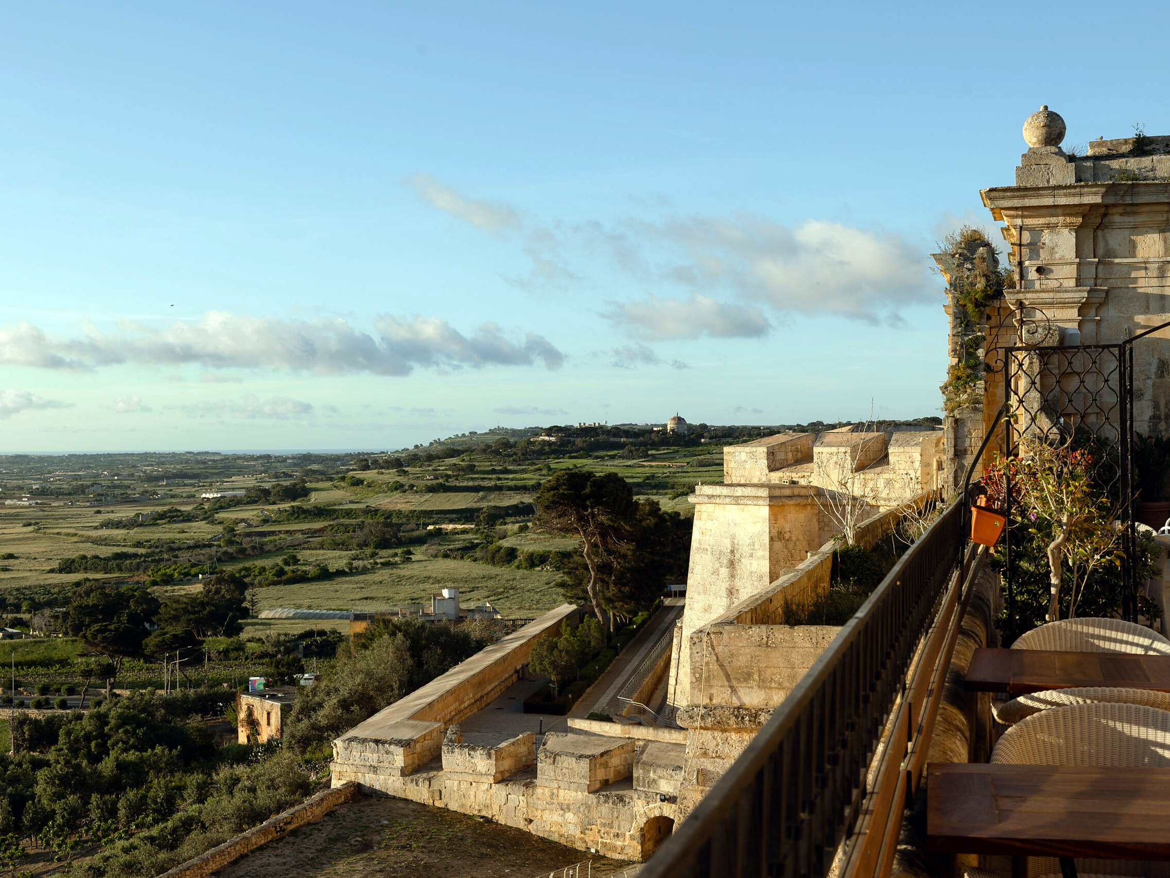 Terrazza sui bastioni di Mdina con vista sulla campagna maltese a The Xara Palace