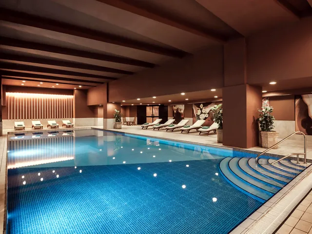 Piscine intérieure chauffée et transats de l’InterContinental Malta
