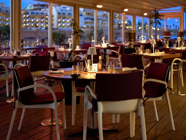 Salle du restaurant Paranga face à St George’s Bay à l’InterContinental Malta