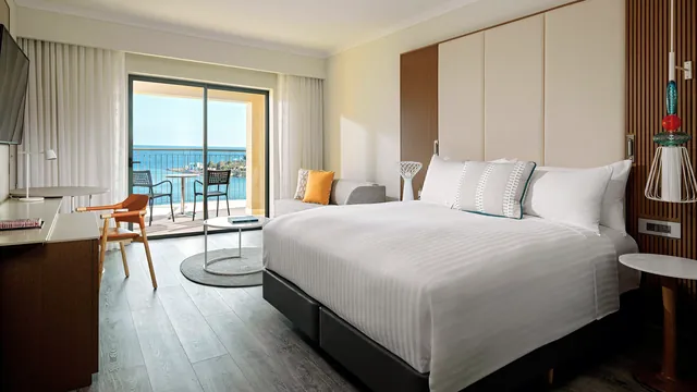 Chambre Deluxe avec grand lit et balcon vue mer au Malta Marriott Resort & Spa