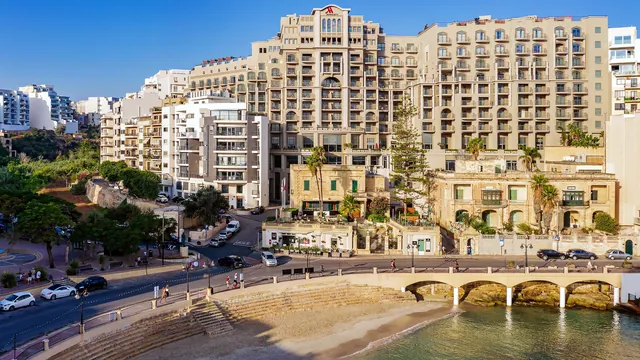 Façade du Malta Marriott Resort & Spa face à la plage de Balluta Bay à St Julian’s