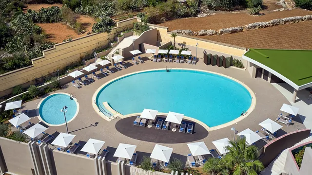 Vue aérienne de la piscine du Cala Lido et de son bassin pour enfants au Malta Marriott Resort & Spa