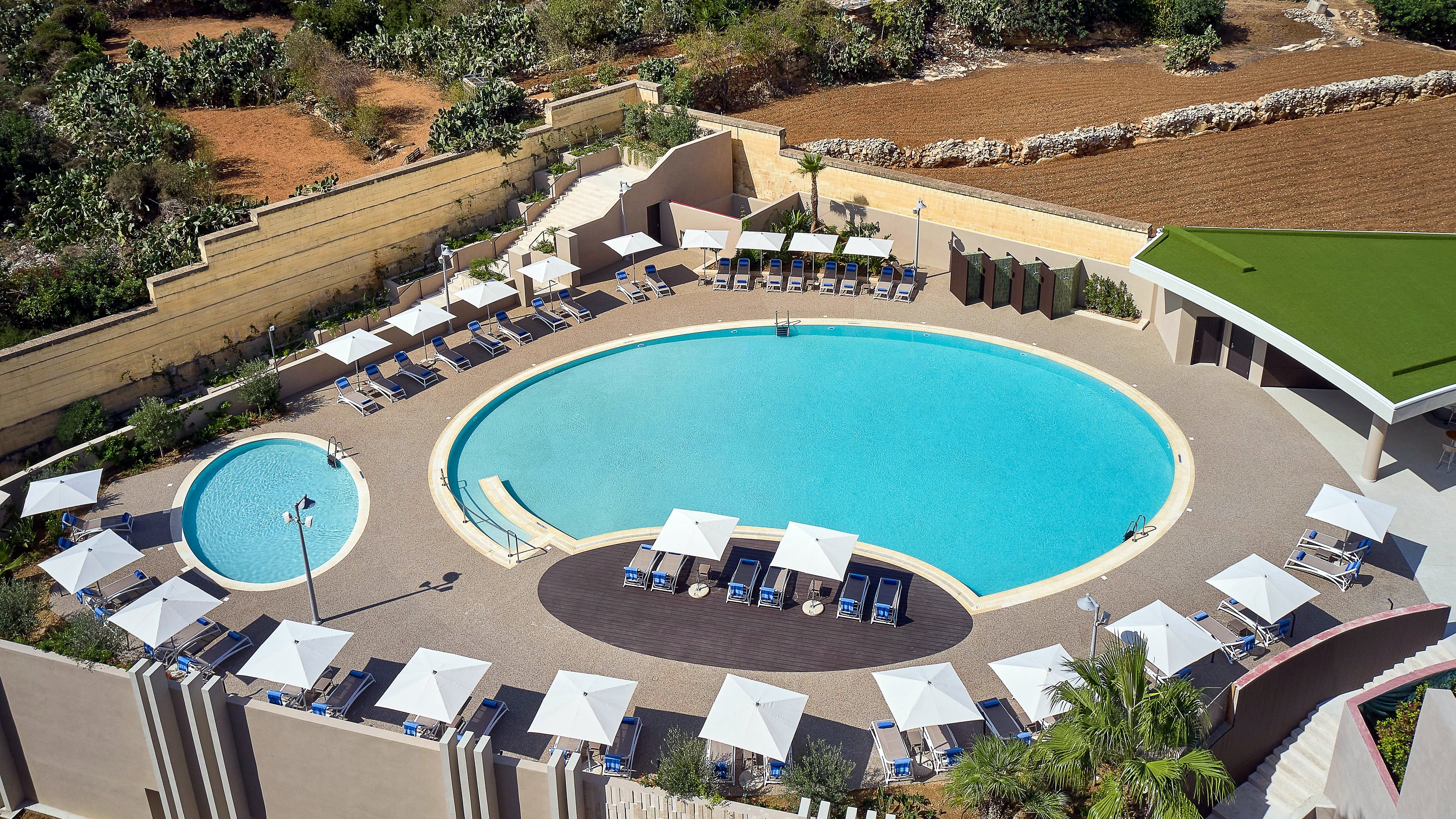 Vue aérienne de la piscine du Cala Lido et de son bassin pour enfants au Malta Marriott Resort & Spa