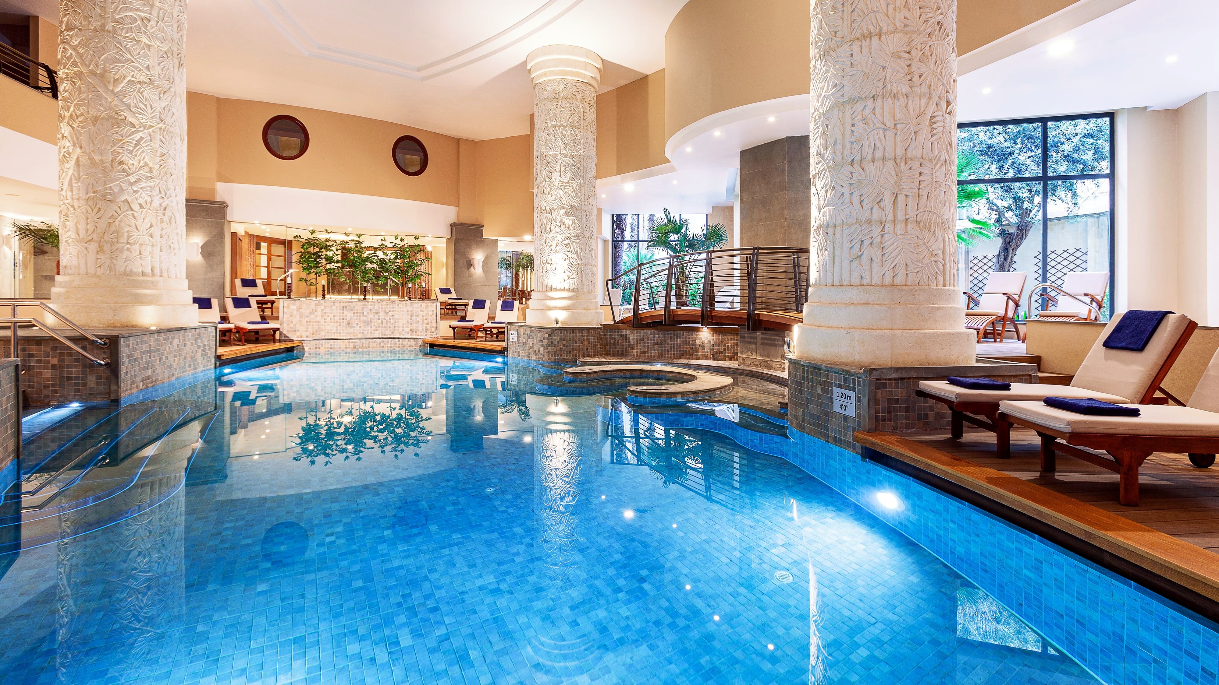 Piscine intérieure chauffée du spa Myoka Lotus au Malta Marriott Resort & Spa