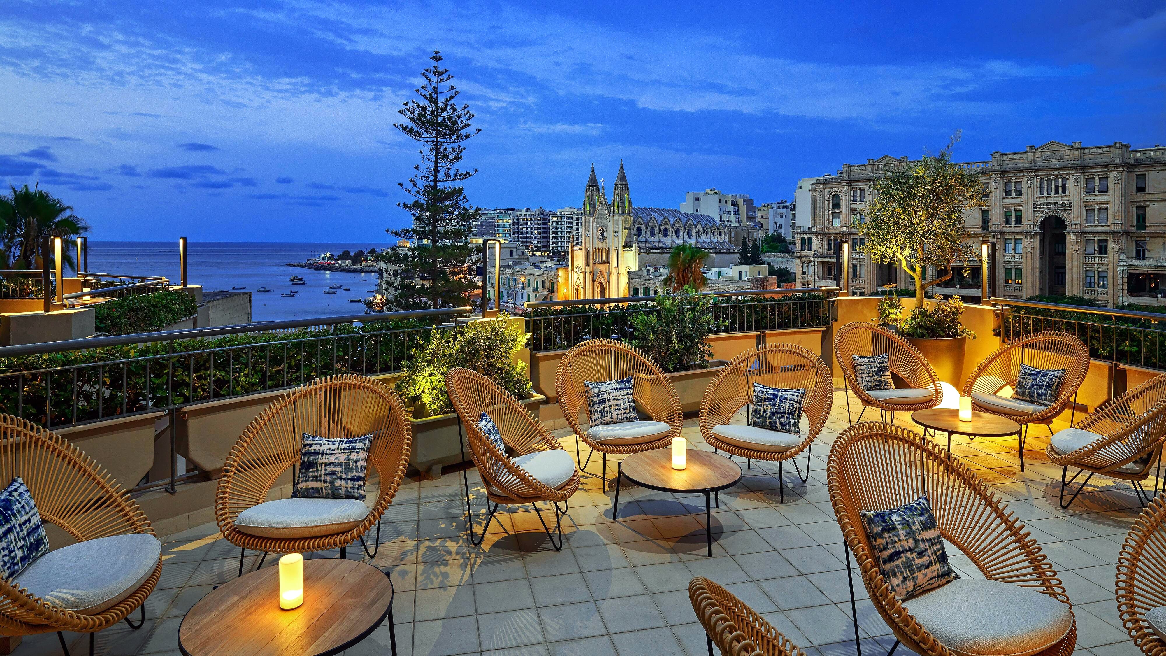 Terrasse de l’Atrio au crépuscule avec vue sur Balluta Bay au Malta Marriott Resort & Spa