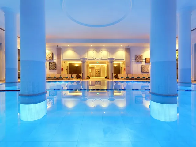 Piscine intérieure à colonnes du club de remise en forme du Hilton Malta