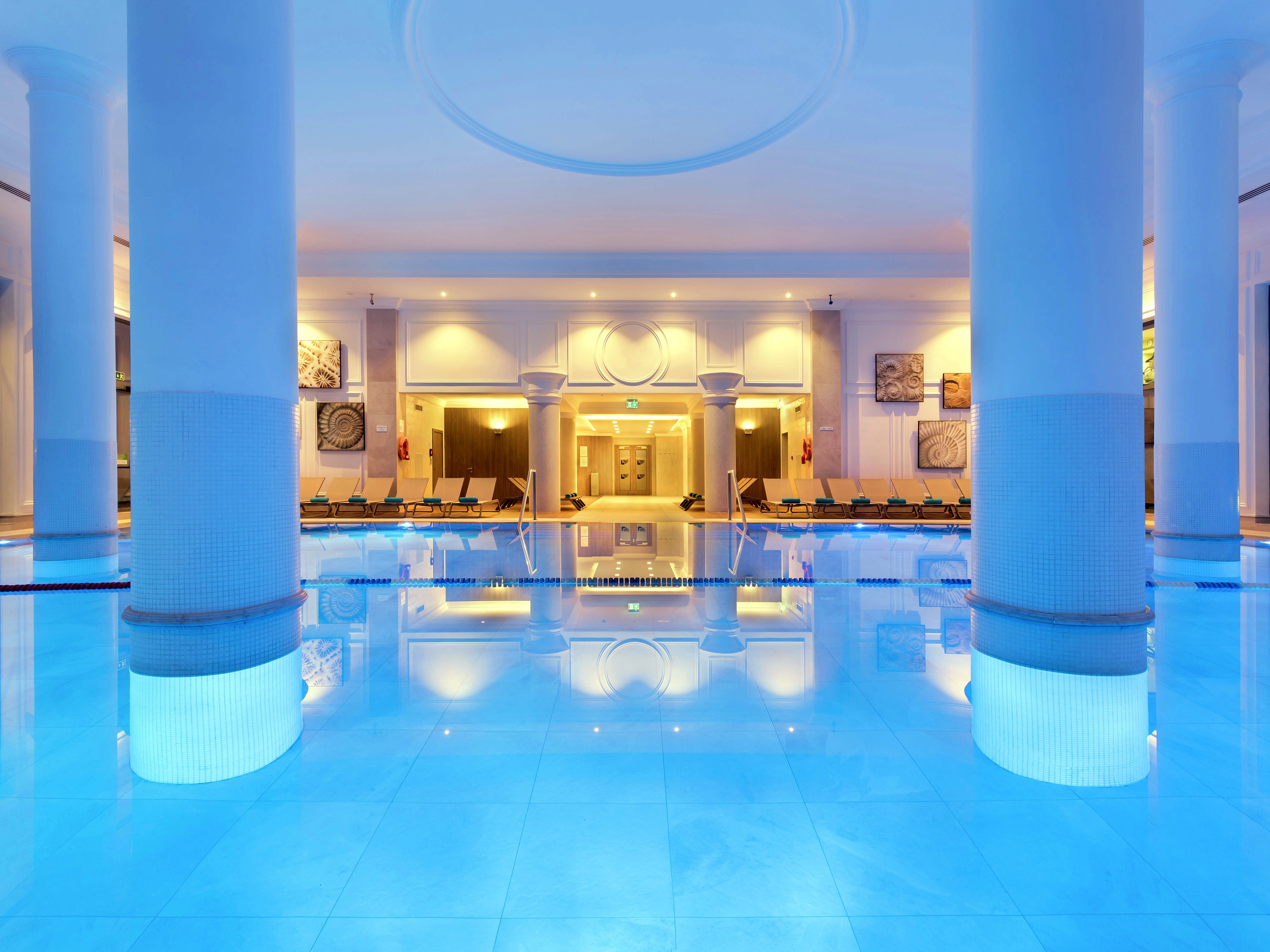 Piscina interna con colonne del centro fitness dell’Hilton Malta