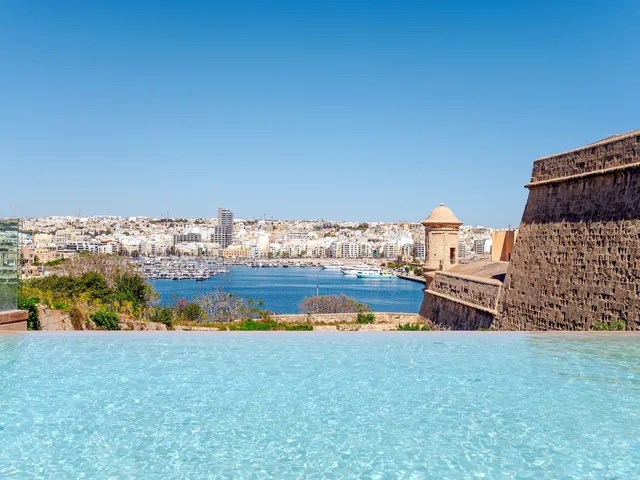 Piscine à débordement Bastion de The Phoenicia Malta face au port de Marsamxett et à Sliema