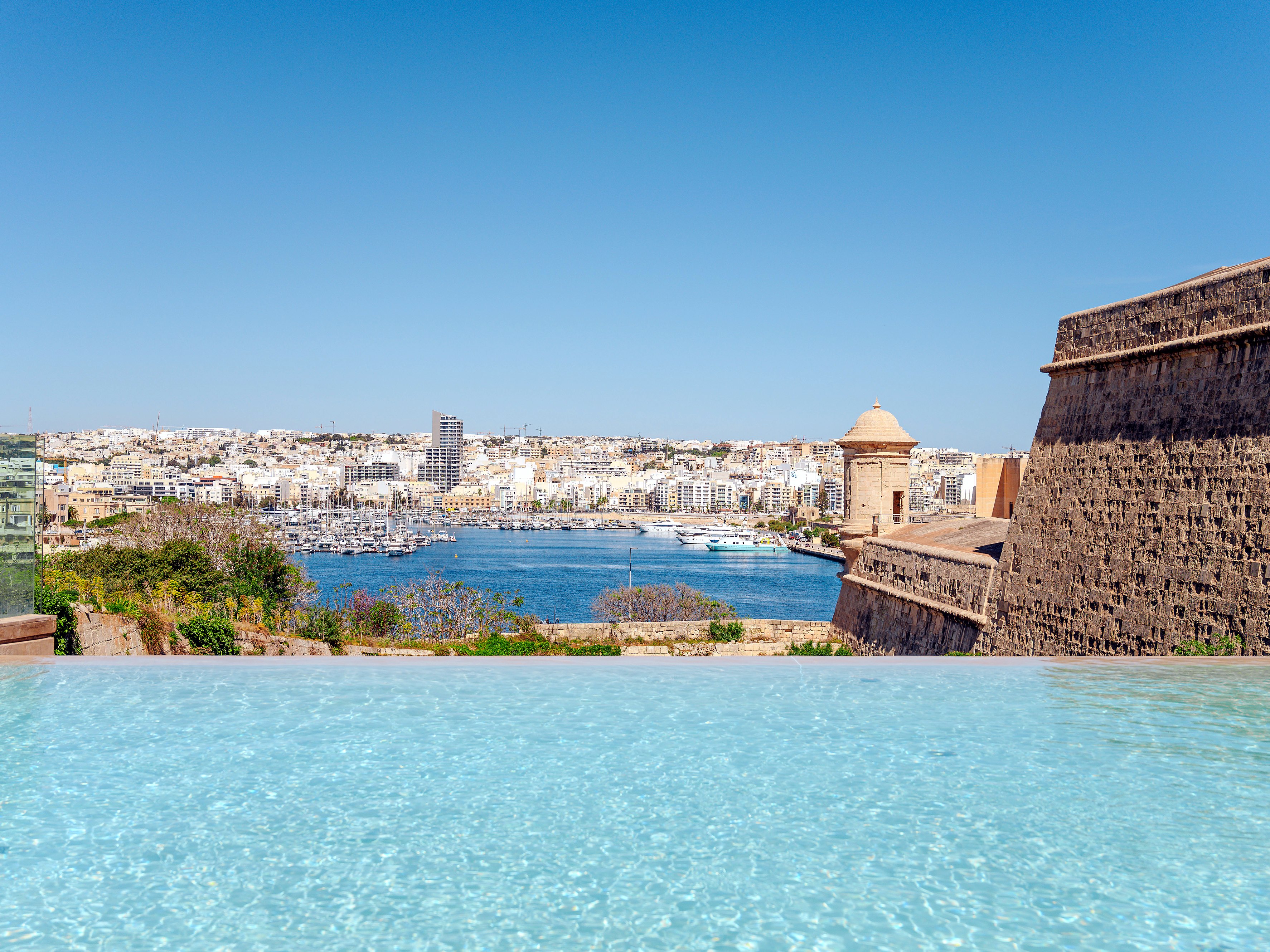 Piscina a sfioro Bastion di The Phoenicia Malta di fronte al porto di Marsamxett e a Sliema
