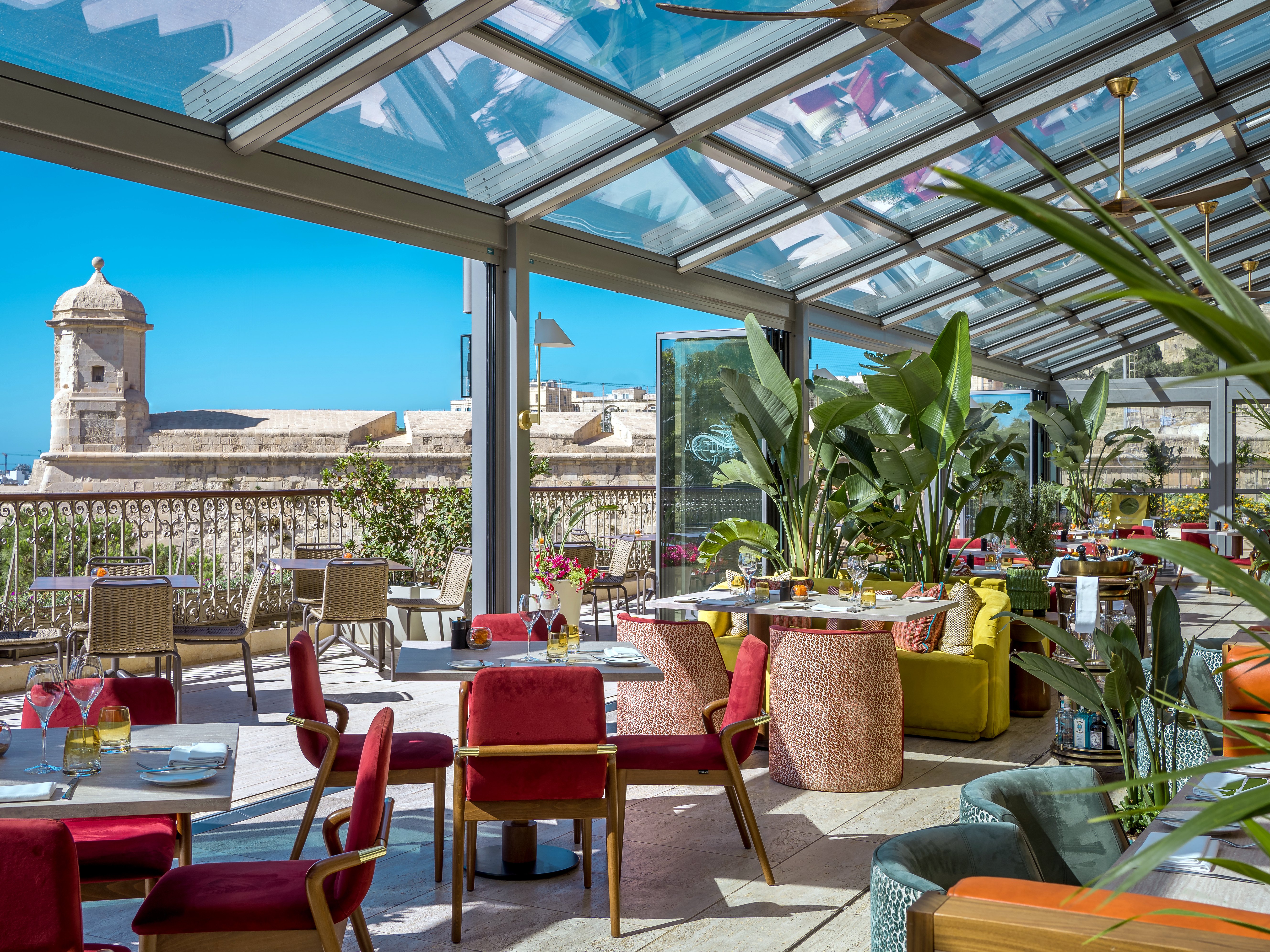 Veranda del ristorante Contessa di The Phoenicia Malta con vista sui bastioni di La Valletta