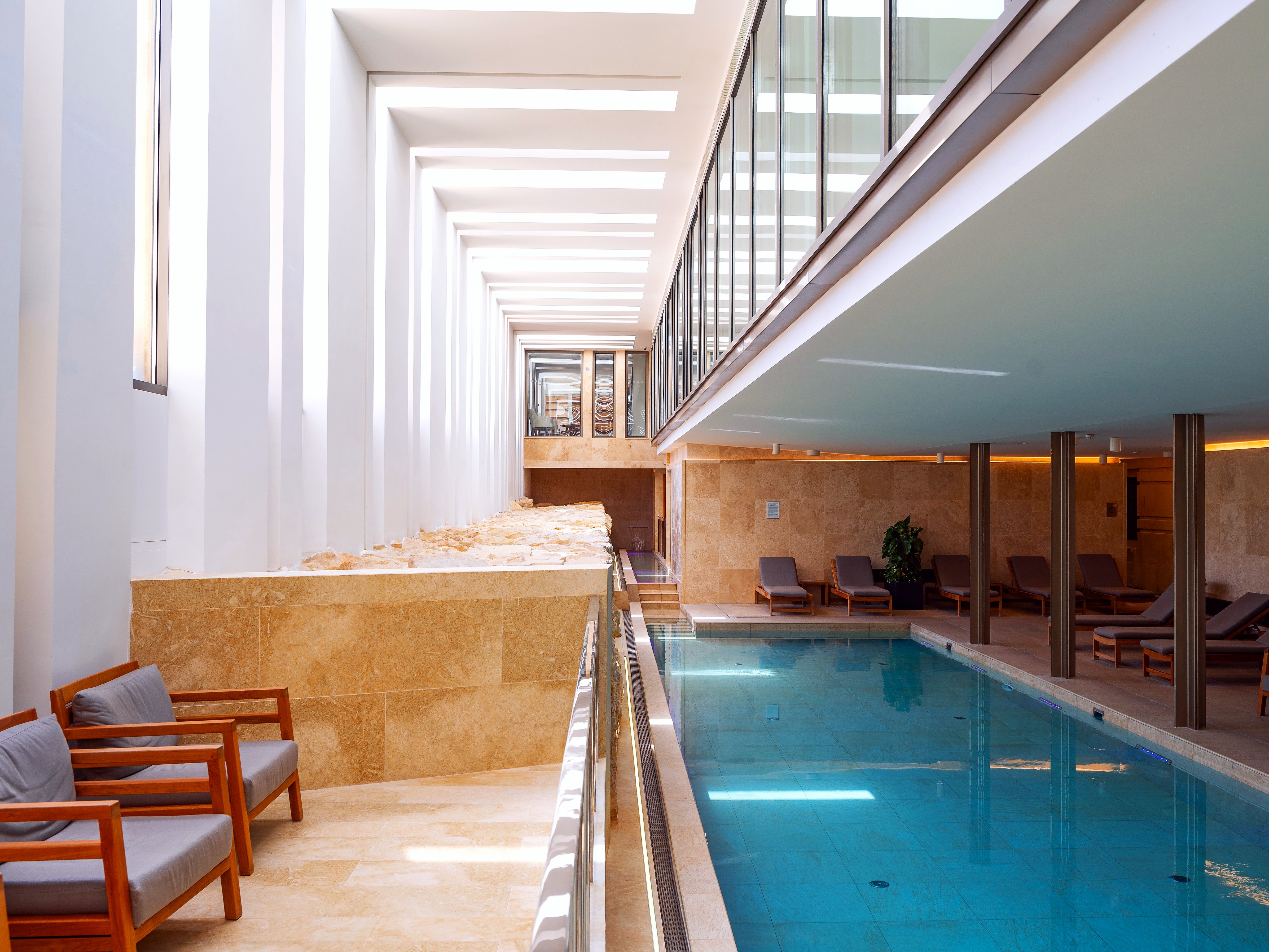 Piscina interna della spa di The Phoenicia Malta lungo un muro di fortificazione del XVI secolo
