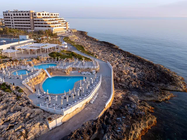 Vue aérienne du Radisson Blu Resort St Julian’s, de ses piscines et du lido au bord de la mer