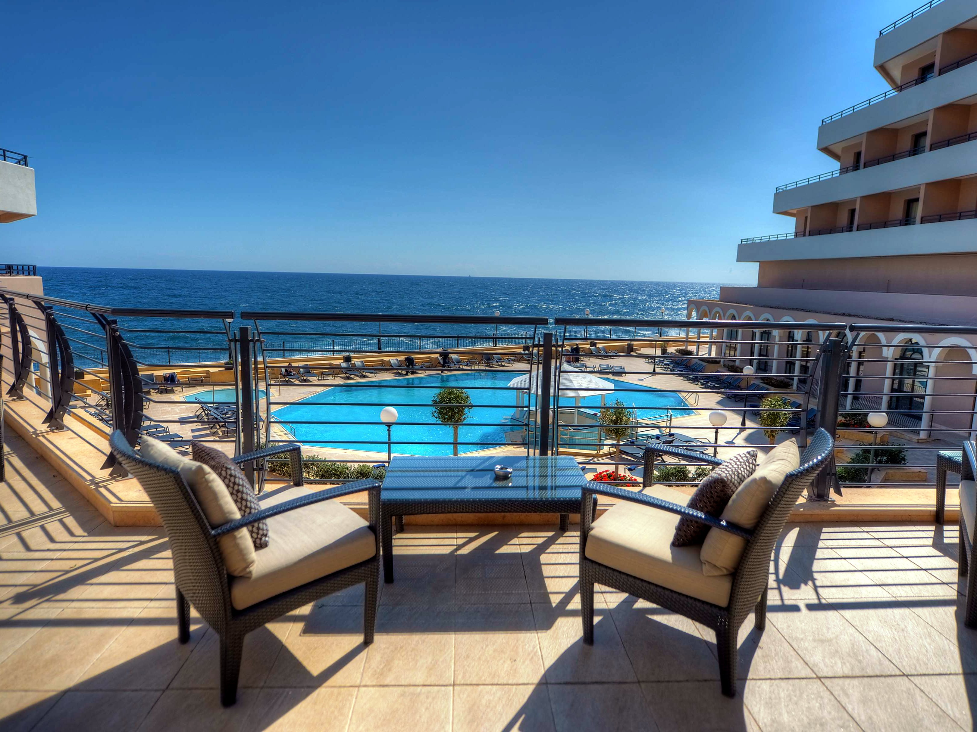 Terrazza del bar The Bridge con vista sulla piscina e sul mare al Radisson Blu Resort St Julian’s