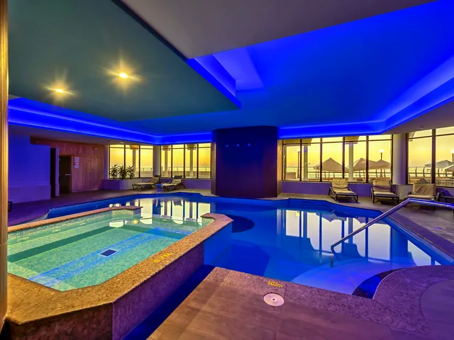 Piscine intérieure chauffée et bain à remous du Radisson Blu Resort St Julian’s